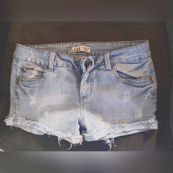L.E.I Shorts - Picture 1 of 4